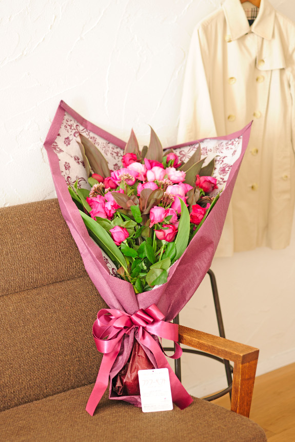 <p>当店の薔薇（バラ）はフラワーショップのお花とは品質と鮮度が違う生産者からの産直品をお届けしております。</p>