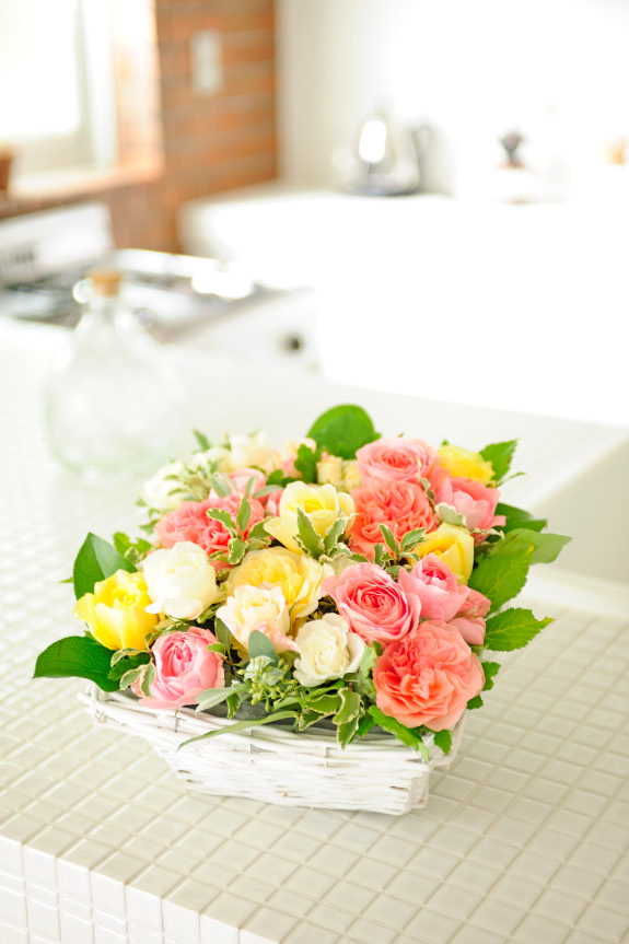 <p>黄色、オレンジ色などの暖色系のバラを中心に配送するアレンジメントフラワーは、柔らかく明るく華やかな印象です。</p>