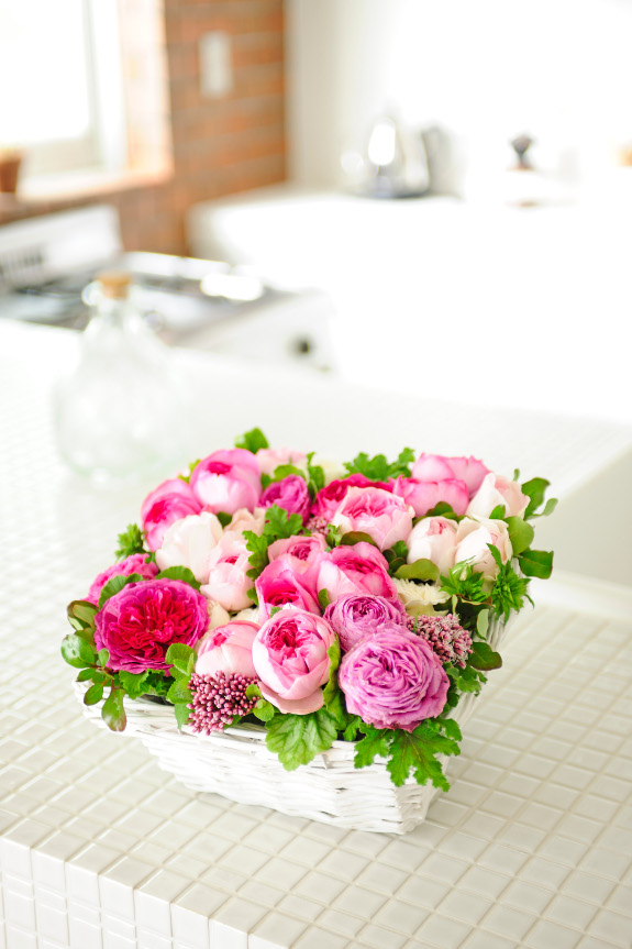<p>ピンク系のバラは可愛らしく高級感が漂う印象です。主に女性やお子様へのプレゼント、フラワーギフトなどにご利用頂くと喜ばれる商品の一つです。</p>