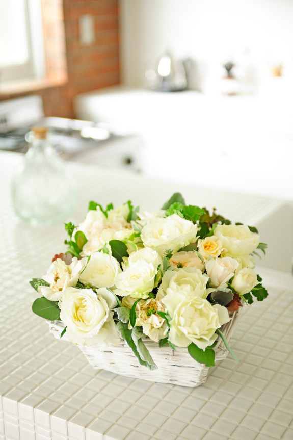 <p>白系のバラは清楚で清潔感が強く、お洒落なお店やレストランなどの開店祝いや開業祝いなどのお祝い花としてご利用頂く事で存在感が増すフラワーギフトです。</p>