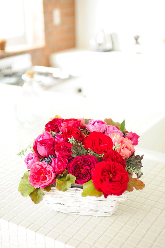 <p>赤系の薔薇（バラ）は様々なお祝い花として人気ですが、中でも誕生日やプロポーズ、大切な記念日などへの贈り物として圧倒的に人気です。</p>