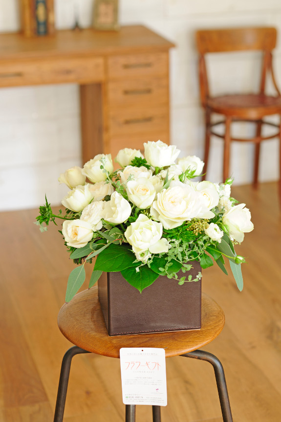 <p>白系のバラは清楚で高級感のある雰囲気です。レザーの容器を使用しているため、通常のアレンジメントフラワーよりに更に高級感がある商品となっております。</p>