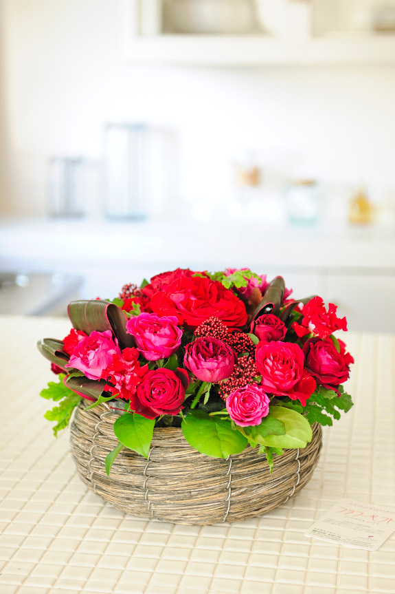 <p>赤い薔薇（お花）は還暦のお祝いにおすすめの商品です。こちらのお花はそのまま飾る事が出来るので、花瓶などがないご家庭や場所への配送でも問題ありません。</p>