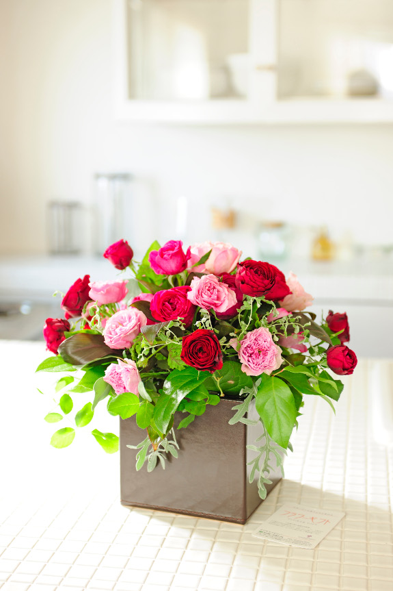 アレンジメントフラワー 高級バラ レザーbox仕立て おまかせミックス お花の種類で選ぶ バラ 花束 アレンジメント 開店祝いの花や胡蝶蘭などお祝いの花とフラワーギフトならビジネスフラワー