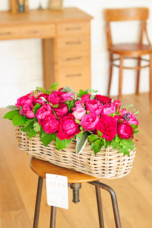 <p>薔薇（バラ）はフラワーショップのお花とは品質と鮮度が違う生産者からの産直品をお届けしております。</p>