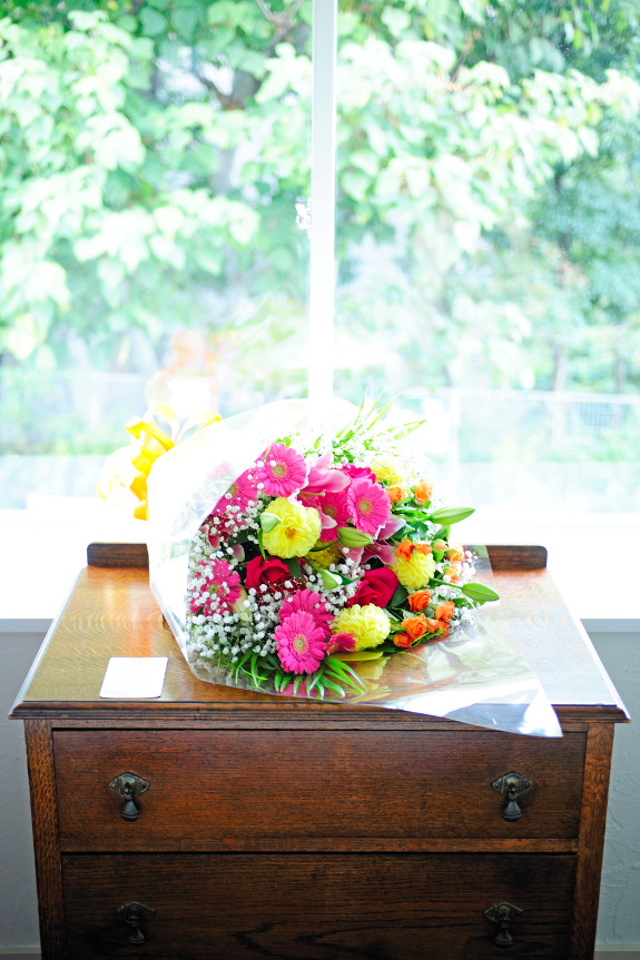 <p>Sサイズの花束は約65cmのサイズとなります。直接、手渡しする「歓迎会」や「送別会」などにはおすすめのサイズです。</p>
