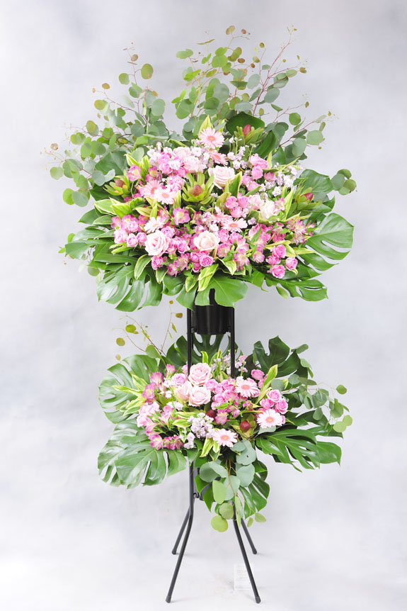 <p>スタンド花には珍しい花材を利用して仕上げたスタイリッシュな一品です。</p>