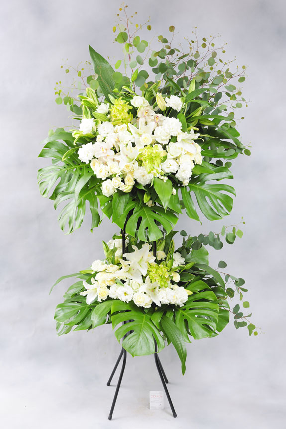 <p>爽やかな稀少花材を利用しているスタンド花なので、一般的なものとは仕上がりが違います。</p>