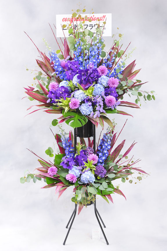 <p>パープル×ブルー系のスタンド花でも無料で立札が付きます。</p>