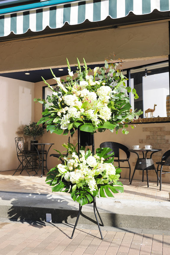 <p>白×緑色系の爽やかで豪華なスタンド花。</p>