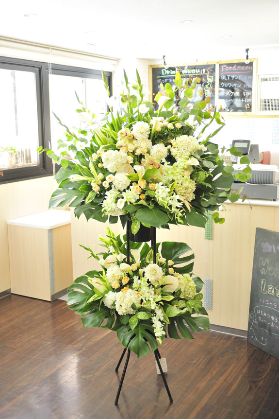 <p>稀少花材でお洒落に仕上げたスタンド花は、開店祝いにオススメです。</p>