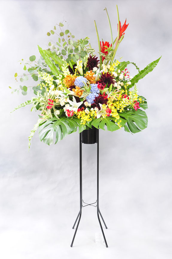 <p>お任せ・ミックス系の稀少花材でスタイリッシュに仕立てるスタンド花です。</p>