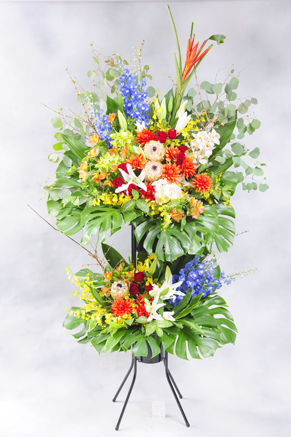 <p>エスペッシャリーはお任せ・ミックス系の稀少花材で仕立てスタンド花です。</p>