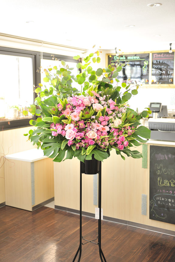 <p>華やかで可愛らしい雰囲気のお店の開店祝いになどにオススメのスタンド花です。</p>