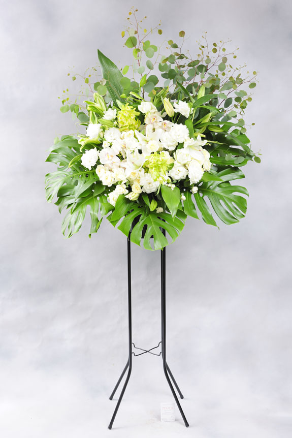 <p>ホワイトとグイーンの稀少花材で仕立てたお洒落なスタンド花。</p>