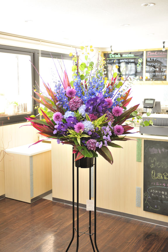 <p>神秘的なの色彩のスタンド花は、オシャレ系のお店の開店祝いなどにオススメ。</p>