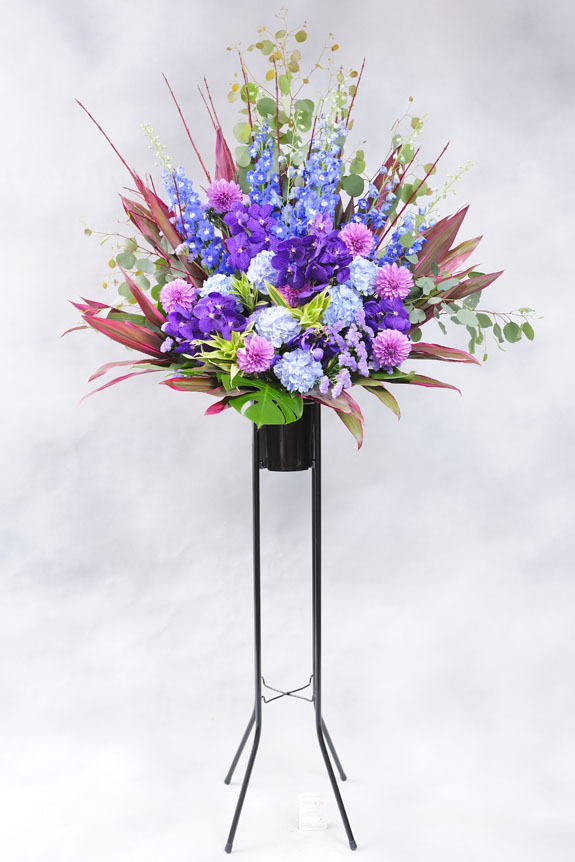 <p>パープル×ブルー系の稀少花材で仕立てたスタンド花です。</p>
