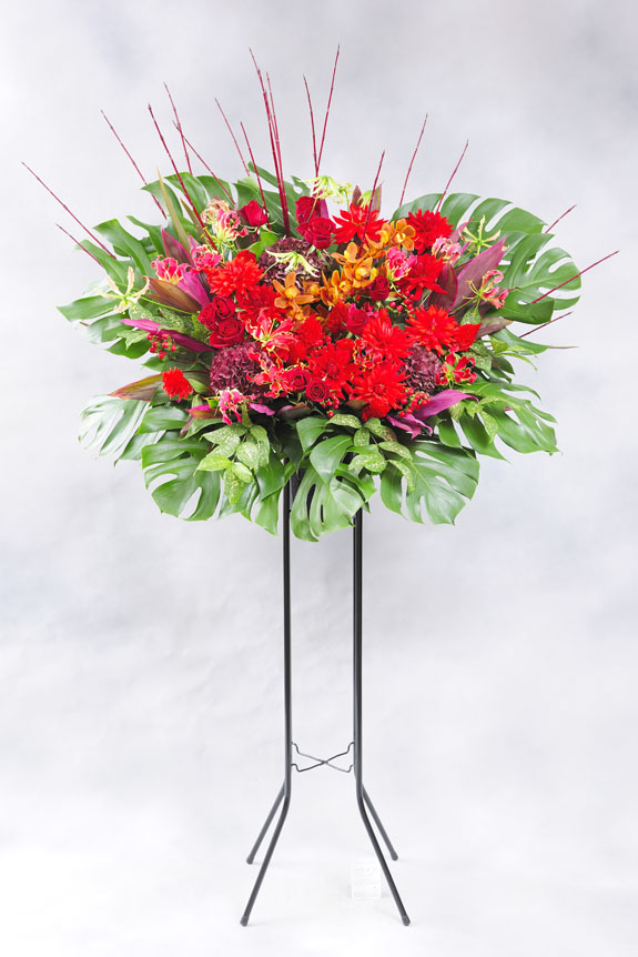 <p>赤色の稀少花材を使用したラグジュアリーかつモダンなスタンド花です。</p>