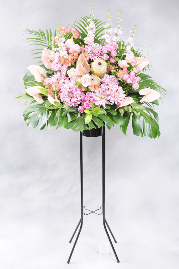 <p>珍し花材を利用してスタイリッシュに仕上げたスタンド花は、開店祝いなどのイベントにオススメです。</p>