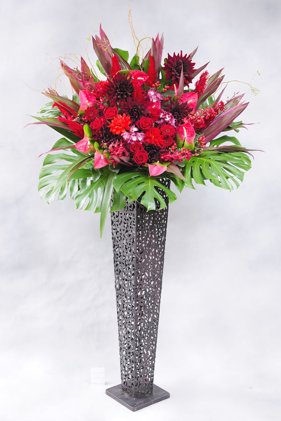 <p>情熱の赤と黒ブリキのコントラスが美しいスタンド花。</p>