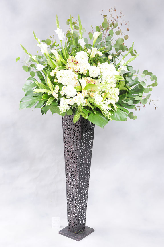 <p>ナチュラル系のお花と、シックな黒ブリキスタンドでお洒落に仕立てたスタンド花です。</p>