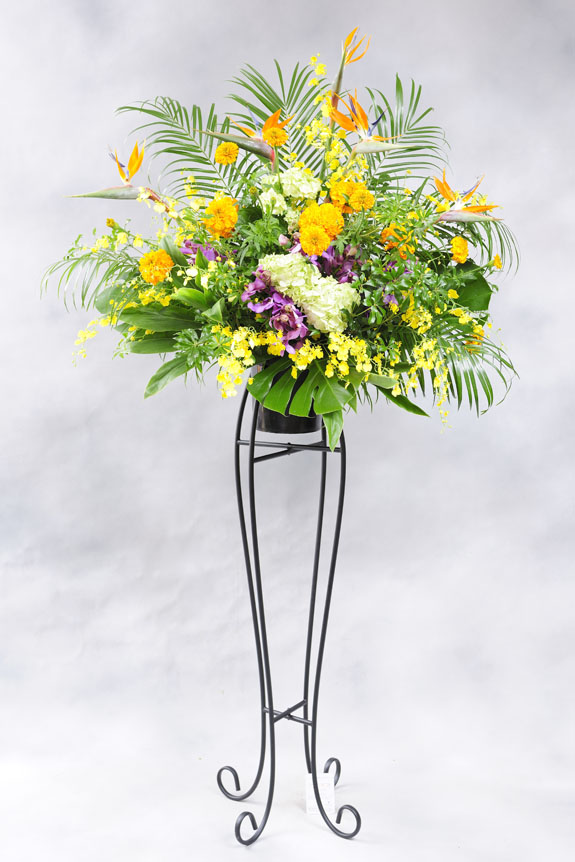 <p>「アクティブ3万円コース」は黄色やオレンジ色のお花をベースにシンプルにまとめたのが特徴です。</p>