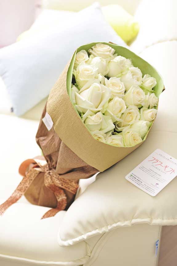 <p>白バラの花束・ブーケはフラワーギフト・贈り物に人気の商品です。</p>