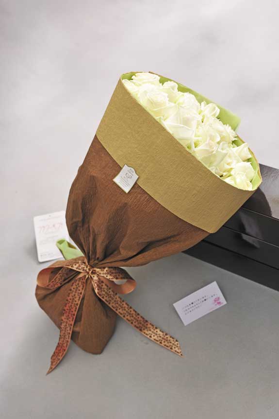 <p>白バラの花束・ブーケにはメッセージカーが無料で付けられます。</p>
