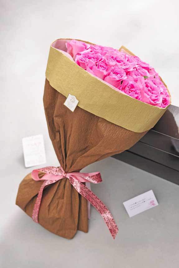 <p>ピンクバラの花束・ブーケにはメッセージカーが無料で付けられます。</p>