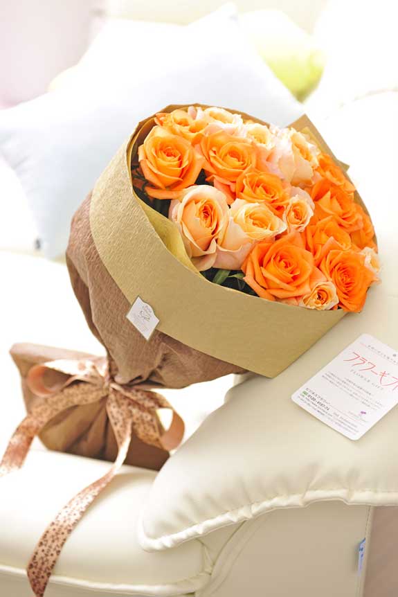 <p>オレンジバラの花束・ブーケはフラワーギフト・贈り物に人気の商品です。</p>
