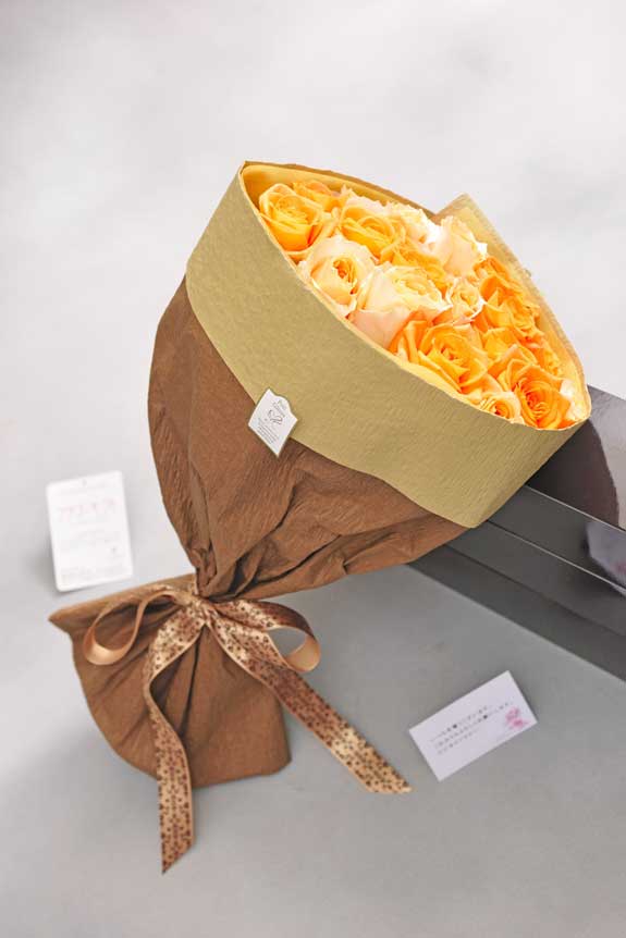 <p>オレンジバラの花束・ブーケにはメッセージカーが無料で付けられます。</p>