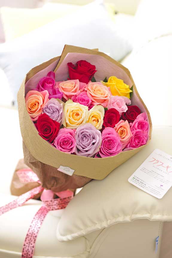<p>ミックス色バラの花束・ブーケはフラワーギフト・贈り物に人気の商品です。</p>