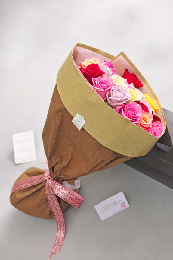 <p>ミックス色バラの花束・ブーケにはメッセージカーが無料で付けられます。</p>