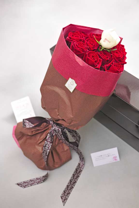 <p>花びらにメッセージ入りの赤バラの花束・ブーケにはメッセージカーが無料で付けられます。</p>