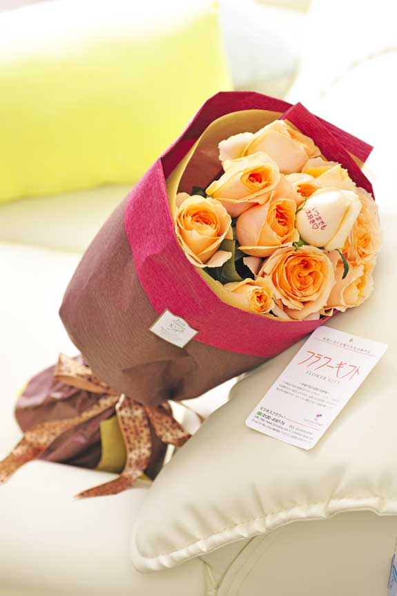 <p>オレンジバラの花束・ブーケです。中心にメッセージが入った異なる色のバラが1本入ります。</p>