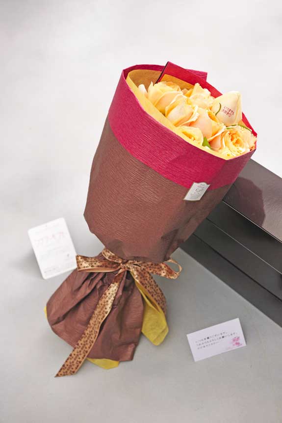 <p>花びらにメッセージ入りのオレンジバラの花束・ブーケにはメッセージカーが無料で付けられます。</p>