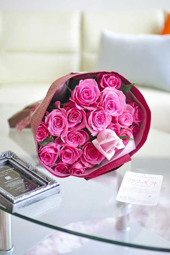 <p>ポップでキュート、誕生日、結婚、長寿、新築、退職などのお祝い事にオススメ、花びらにメッセージ入りのピンクバラの花束・ブーケです。</p>