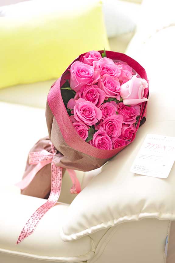 <p>ピンクバラの花束・ブーケです。中心にメッセージが入った異なる色のバラが1本入ります。</p>