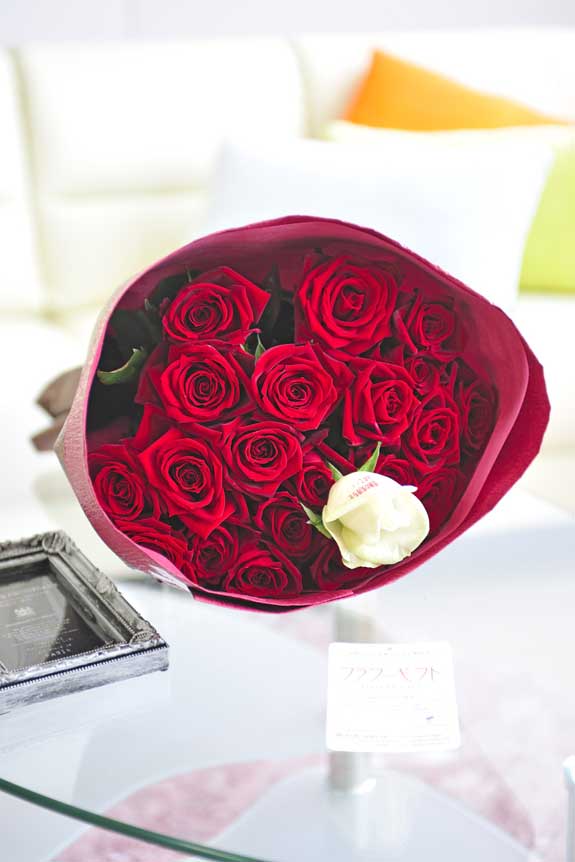 <p>情熱的なビビットカラー、誕生日、結婚、長寿、新築、退職などのお祝い事にオススメ、花びらにメッセージ入りの赤バラの花束・ブーケです。</p>