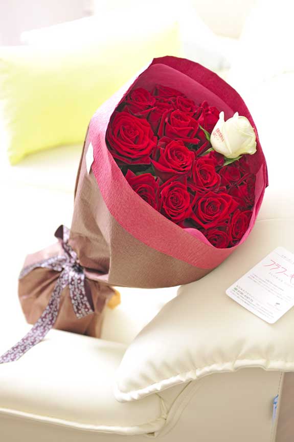 <p>赤バラの花束・ブーケです。中心にメッセージが入った異なる色のバラが1本入ります。</p>