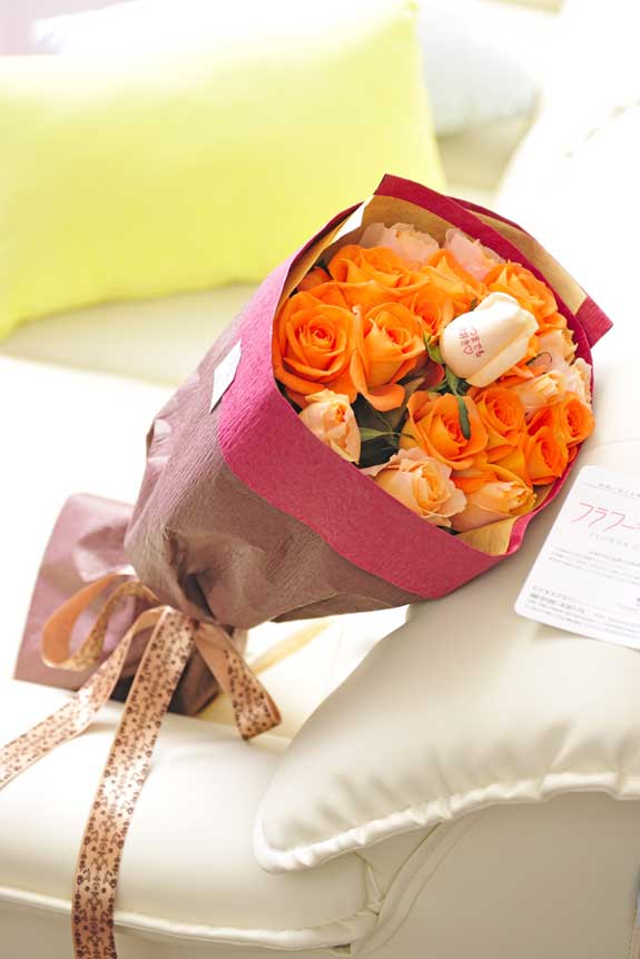 <p>オレンジバラの花束・ブーケです。中心にメッセージが入った異なる色のバラが1本入ります。</p>