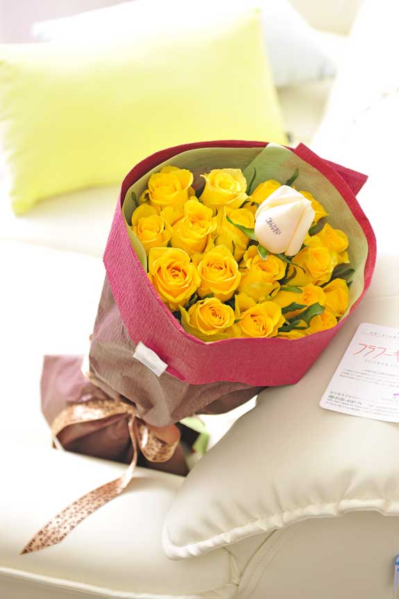 <p>黄色バラの花束・ブーケです。中心の白バラの花びらにメッセージが入ります。</p>