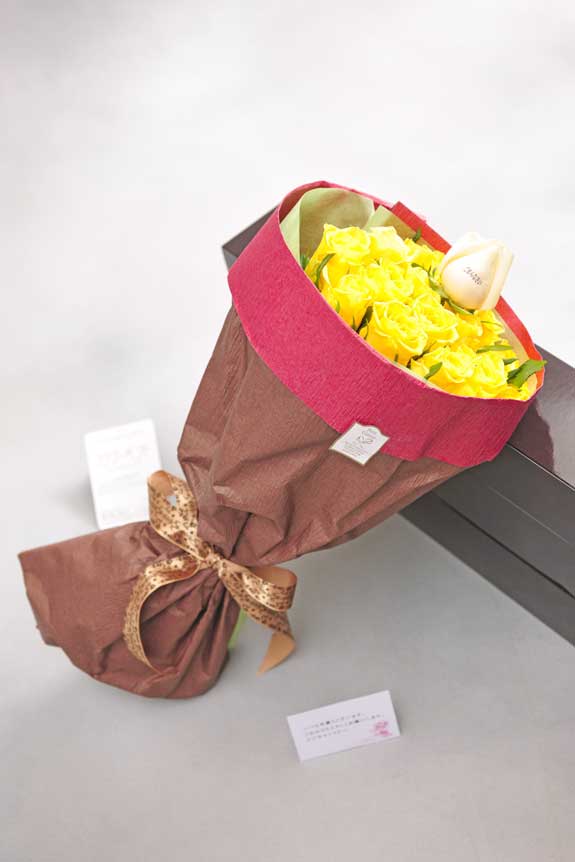 <p>黄色バラの花束・ブーケにはメッセージカーが無料で付けられます。</p>