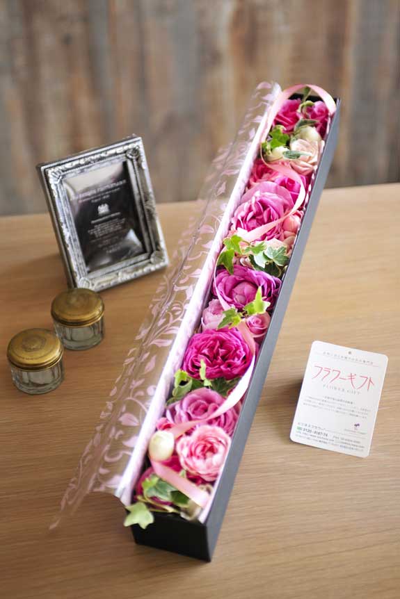 <p>アレンジメントフラワーピンクバラのボックスフラワーはフラワーギフト・贈り物に人気の商品です。</p>