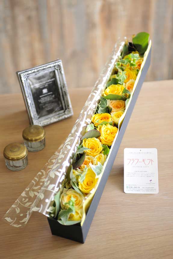 <p>アレンジメントフラワー黄色バラのボックスフラワーはフラワーギフト・贈り物に人気の商品です。</p>