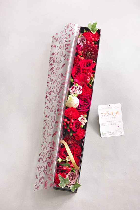 <p>花びらにメッセージ入り、赤バラを中心としたボックスフラワーにはメッセージカーが無料で付けられます。</p>