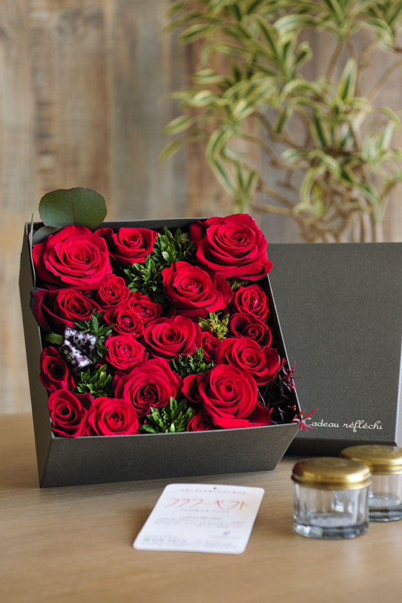 <p>アレンジメントフラワー赤バラのボックスフラワーはフラワーギフト・贈り物に人気の商品です。</p>