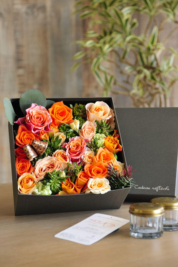 <p>アレンジメントフラワーオレンジバラのボックスフラワーはフラワーギフト・贈り物に人気の商品です。</p>