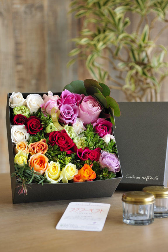 <p>アレンジメントフラワーミックス色バラのボックスフラワーはフラワーギフト・贈り物に人気の商品です。</p>