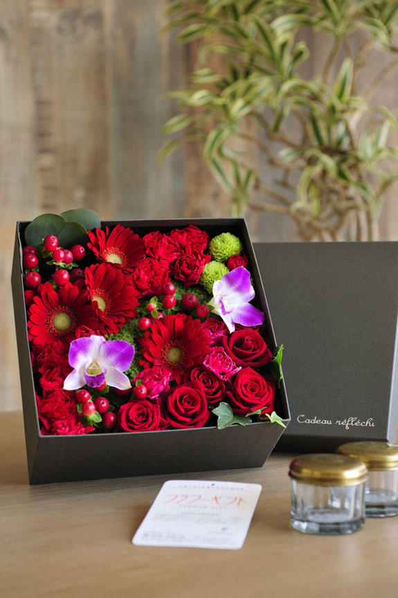 <p>アレンジメントフラワー赤バラ中心のボックスフラワーはフラワーギフト・贈り物に人気の商品です。</p>